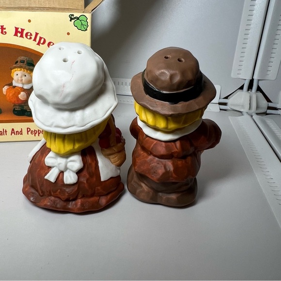 Li'l Harvest Helpers Pilgrim Boy & Girl Salt and Pepper Shakers in Original Box - Picture 3 of 7